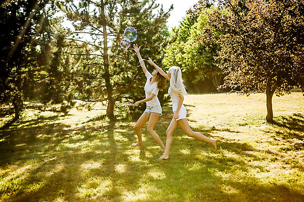 포토 JPG 주간 전신 백인 해외 공원 여자 유럽 맨발 잔디 20대 야외 두명 옆모습 달리기 손들기 우정 비눗방울 즐거움 체코 설레임 비눗방울놀이 손뻗기 천진난만 성인여자만 청년여자만 국내포토 자연요소 서양인 식물 공공시설 감정 나라 뷰포인트 컨셉 모션 발 놀이 사람 청년 친구 여자만 청년만 성인만 파일형식