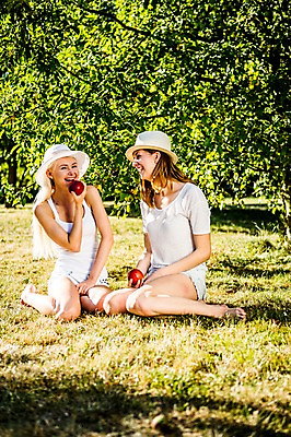 포토 JPG 주간 전신 백인 해외 공원 여자 유럽 맨발 휴식 미소 앉기 잔디 20대 야외 두명 앞모습 우정 사과 상큼 체코 챙모자 성인여자만 청년여자만 국내포토 자연요소 서양인 식물 모자_잡화 공공시설 나라 뷰포인트 컨셉 과일 모션 발 표정 사람 청년 친구 여자만 청년만 성인만 파일형식