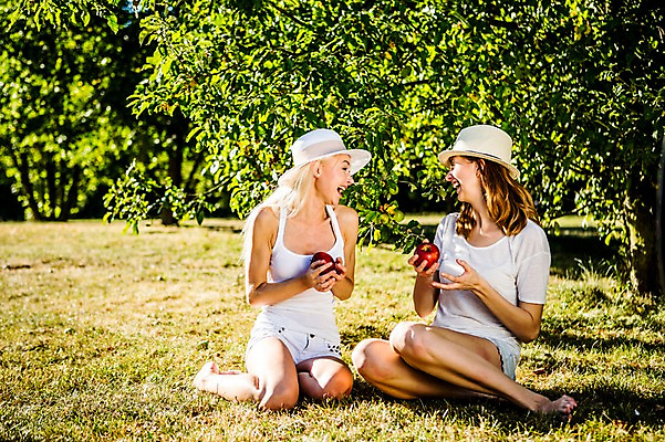 포토 JPG 주간 전신 백인 해외 공원 여자 유럽 맨발 휴식 웃음 앉기 잔디 20대 야외 두명 앞모습 마주보기 우정 사과 상큼 체코 챙모자 성인여자만 청년여자만 국내포토 자연요소 서양인 식물 모자_잡화 공공시설 나라 뷰포인트 컨셉 과일 모션 발 표정 사람 청년 친구 여자만 청년만 성인만 파일형식