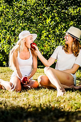 포토 JPG 주간 전신 백인 해외 공원 여자 유럽 맨발 휴식 앉기 잔디 20대 야외 두명 앞모습 우정 사과 먹기 상큼 체코 챙모자 성인여자만 청년여자만 국내포토 자연요소 서양인 식물 모자_잡화 공공시설 나라 뷰포인트 컨셉 과일 모션 발 사람 청년 친구 여자만 청년만 성인만 파일형식