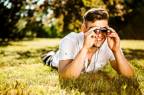 포토 JPG 주간 백인 해외 공원 남자 유럽 엎드리기 한명 잔디 상반신 20대 야외 쌍안경 관찰 호기심 체코 천진난만 청년남자한명만 성인남자한명만 국내포토 자연요소 서양인 식물 1 공공시설 감정 나라 컨셉 모션 사람 청년 망원경 남자한명만 성인남자만 청년남자만 파일형식