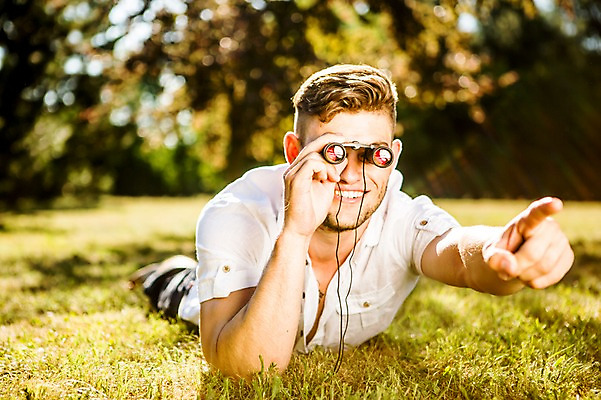포토 JPG 주간 백인 해외 공원 남자 유럽 엎드리기 한명 잔디 상반신 20대 야외 쌍안경 가리킴 관찰 호기심 체코 천진난만 청년남자한명만 성인남자한명만 국내포토 자연요소 서양인 식물 1 공공시설 감정 나라 컨셉 모션 사람 손짓 청년 망원경 남자한명만 성인남자만 청년남자만 파일형식
