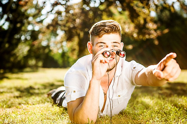 포토 JPG 주간 백인 해외 공원 남자 유럽 엎드리기 한명 잔디 상반신 20대 야외 쌍안경 가리킴 관찰 호기심 체코 천진난만 청년남자한명만 성인남자한명만 국내포토 자연요소 서양인 식물 1 공공시설 감정 나라 컨셉 모션 사람 손짓 청년 망원경 남자한명만 성인남자만 청년남자만 파일형식