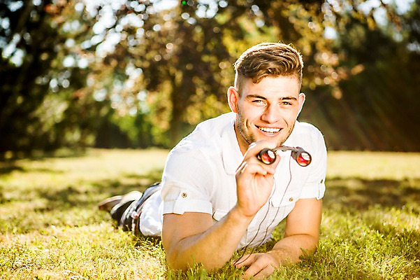 포토 JPG 주간 백인 해외 공원 남자 유럽 엎드리기 한명 잔디 상반신 20대 야외 앞모습 쌍안경 관찰 호기심 체코 천진난만 청년남자한명만 성인남자한명만 국내포토 자연요소 서양인 식물 1 공공시설 감정 나라 뷰포인트 컨셉 모션 사람 청년 망원경 남자한명만 성인남자만 청년남자만 파일형식