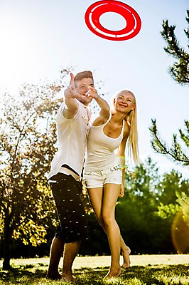 포토 JPG 주간 전신 백인 해외 공원 여자 남자 유럽 여유 맨발 놀이 서기 잔디 20대 야외 두명 앞모습 즐거움 체코 손뻗기 원반던지기 프리스비 청년만 성인만 국내포토 자연요소 서양인 식물 공공시설 감정 나라 뷰포인트 모션 발 사람 청년 파일형식