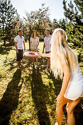 포토 JPG 주간 전신 백인 해외 공원 여자 남자 유럽 여유 맨발 놀이 서기 잔디 여러명 상반신 20대 야외 앞모습 뒷모습 즐거움 체코 손뻗기 원반던지기 프리스비 청년만 성인만 국내포토 자연요소 서양인 식물 공공시설 감정 나라 뷰포인트 다수 모션 발 사람 청년 파일형식