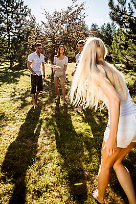 포토 JPG 주간 전신 백인 해외 공원 여자 남자 유럽 여유 맨발 놀이 서기 잔디 여러명 20대 야외 앞모습 뒷모습 즐거움 체코 원반던지기 프리스비 청년만 성인만 국내포토 자연요소 서양인 식물 공공시설 감정 나라 뷰포인트 다수 모션 발 사람 청년 파일형식