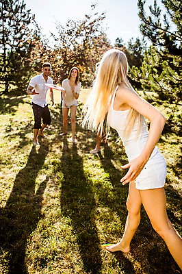 포토 JPG 주간 전신 백인 해외 공원 여자 남자 유럽 여유 맨발 놀이 서기 잔디 여러명 20대 야외 앞모습 뒷모습 즐거움 체코 원반던지기 프리스비 청년만 성인만 국내포토 자연요소 서양인 식물 공공시설 감정 나라 뷰포인트 다수 모션 발 사람 청년 파일형식