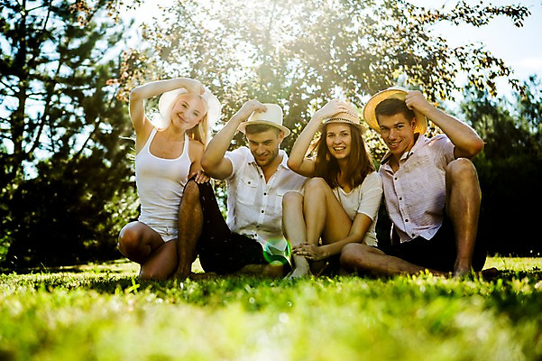 포토 JPG 주간 백인 해외 공원 여자 남자 유럽 앉기 여러명 20대 야외 앞모습 친구 우정 기쁨 즐거움 체코 챙모자 청년만 성인만 국내포토 자연요소 서양인 모자_잡화 공공시설 감정 나라 뷰포인트 다수 관계 모션 사람 청년 파일형식
