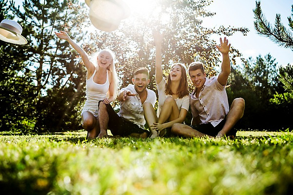 포토 JPG 주간 백인 해외 공원 여자 남자 유럽 앉기 여러명 20대 야외 앞모습 친구 손들기 우정 기쁨 던지기 즐거움 체코 손뻗기 챙모자 청년만 성인만 국내포토 자연요소 서양인 모자_잡화 공공시설 감정 나라 뷰포인트 다수 관계 모션 사람 청년 파일형식