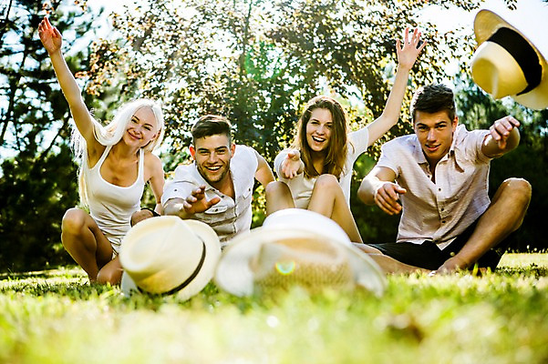 포토 JPG 주간 백인 해외 공원 여자 남자 유럽 앉기 여러명 20대 야외 앞모습 친구 손들기 우정 기쁨 던지기 즐거움 체코 손뻗기 챙모자 청년만 성인만 국내포토 자연요소 서양인 모자_잡화 공공시설 감정 나라 뷰포인트 다수 관계 모션 사람 청년 파일형식