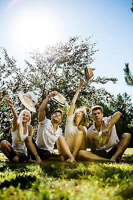 포토 JPG 주간 백인 해외 공원 여자 남자 유럽 앉기 여러명 20대 야외 앞모습 친구 손들기 우정 기쁨 던지기 즐거움 체코 손뻗기 챙모자 청년만 성인만 국내포토 자연요소 서양인 모자_잡화 공공시설 감정 나라 뷰포인트 다수 관계 모션 사람 청년 파일형식