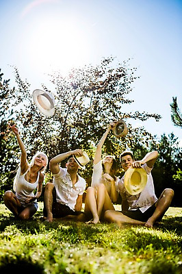 포토 JPG 주간 백인 해외 공원 여자 남자 유럽 앉기 여러명 20대 야외 앞모습 친구 손들기 우정 기쁨 던지기 즐거움 체코 손뻗기 챙모자 청년만 성인만 국내포토 자연요소 서양인 모자_잡화 공공시설 감정 나라 뷰포인트 다수 관계 모션 사람 청년 파일형식