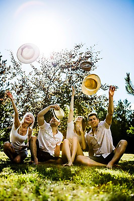 포토 JPG 주간 백인 해외 공원 여자 남자 유럽 앉기 여러명 20대 야외 앞모습 친구 손들기 우정 기쁨 던지기 즐거움 체코 손뻗기 챙모자 청년만 성인만 국내포토 자연요소 서양인 모자_잡화 공공시설 감정 나라 뷰포인트 다수 관계 모션 사람 청년 파일형식