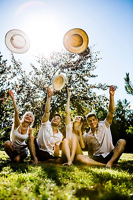 포토 JPG 주간 백인 해외 공원 여자 남자 유럽 앉기 여러명 20대 야외 앞모습 친구 손들기 우정 기쁨 던지기 즐거움 체코 손뻗기 챙모자 청년만 성인만 국내포토 자연요소 서양인 모자_잡화 공공시설 감정 나라 뷰포인트 다수 관계 모션 사람 청년 파일형식