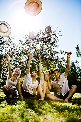 포토 JPG 주간 백인 해외 공원 여자 남자 유럽 앉기 여러명 20대 야외 앞모습 친구 손들기 우정 기쁨 던지기 즐거움 체코 손뻗기 챙모자 청년만 성인만 국내포토 자연요소 서양인 모자_잡화 공공시설 감정 나라 뷰포인트 다수 관계 모션 사람 청년 파일형식