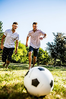 포토 JPG 주간 백인 해외 공원 남자 유럽 축구공 놀이 잔디 20대 야외 두명 앞모습 달리기 축구 우정 즐거움 열정 체코 성인남자만 청년남자만 국내포토 자연요소 서양인 식물 공공시설 감정 나라 뷰포인트 공 축구용품 모션 사람 청년 친구 구기 남자만 청년만 성인만 파일형식