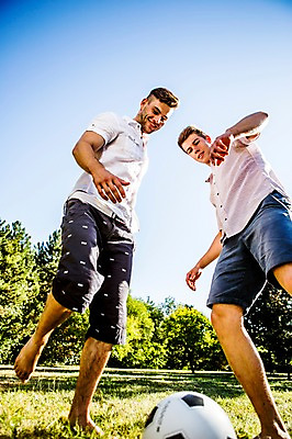 포토 JPG 주간 백인 해외 공원 남자 유럽 로우앵글 축구공 맨발 놀이 잔디 20대 야외 두명 옆모습 축구 우정 킥 즐거움 열정 체코 성인남자만 청년남자만 국내포토 자연요소 서양인 식물 공공시설 감정 나라 뷰포인트 공 축구용품 모션 발 사람 청년 친구 구기 남자만 청년만 성인만 파일형식