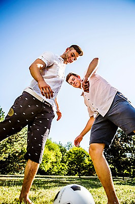 포토 JPG 주간 백인 해외 공원 남자 유럽 로우앵글 축구공 놀이 잔디 20대 야외 두명 옆모습 축구 우정 킥 즐거움 열정 체코 성인남자만 청년남자만 국내포토 자연요소 서양인 식물 공공시설 감정 나라 뷰포인트 공 축구용품 모션 사람 청년 친구 구기 남자만 청년만 성인만 파일형식