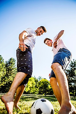 포토 JPG 주간 백인 해외 공원 남자 유럽 로우앵글 축구공 맨발 놀이 잔디 20대 야외 두명 옆모습 축구 우정 킥 즐거움 열정 체코 성인남자만 청년남자만 국내포토 자연요소 서양인 식물 공공시설 감정 나라 뷰포인트 공 축구용품 모션 발 사람 청년 친구 구기 남자만 청년만 성인만 파일형식