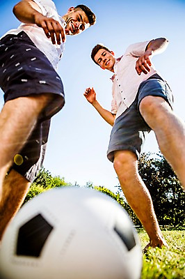 포토 JPG 주간 백인 해외 공원 남자 유럽 로우앵글 축구공 놀이 잔디 20대 야외 두명 옆모습 축구 우정 즐거움 열정 체코 성인남자만 청년남자만 국내포토 자연요소 서양인 식물 공공시설 감정 나라 뷰포인트 공 축구용품 사람 청년 친구 구기 남자만 청년만 성인만 파일형식
