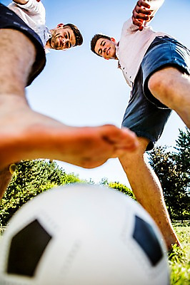 포토 JPG 주간 백인 해외 공원 남자 유럽 로우앵글 축구공 맨발 놀이 잔디 20대 야외 두명 옆모습 축구 우정 즐거움 열정 체코 성인남자만 청년남자만 국내포토 자연요소 서양인 식물 공공시설 감정 나라 뷰포인트 공 축구용품 발 사람 청년 친구 구기 남자만 청년만 성인만 파일형식