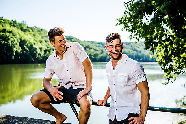 포토 JPG 주간 백인 해외 남자 유럽 호수 여유 난간 휴식 대화 서기 미소 앉기 상반신 20대 야외 두명 앞모습 우정 체코 성인남자만 청년남자만 국내포토 자연요소 서양인 감정 나라 뷰포인트 컨셉 모션 표정 말하기 사람 청년 친구 남자만 청년만 성인만 파일형식