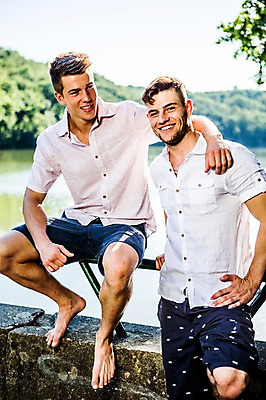 포토 JPG 주간 전신 백인 해외 남자 유럽 호수 여유 난간 맨발 어깨동무 휴식 대화 서기 미소 앉기 상반신 20대 야외 두명 앞모습 우정 체코 성인남자만 청년남자만 국내포토 자연요소 서양인 감정 나라 뷰포인트 포즈 컨셉 모션 발 표정 말하기 사람 청년 친구 남자만 청년만 성인만 파일형식