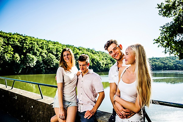 포토 JPG 주간 백인 해외 커플 여자 남자 행복 유럽 호수 여유 안기 사랑 서기 앉기 여러명 상반신 20대 야외 체코 백허그 청년만 성인만 국내포토 자연요소 서양인 감정 나라 다수 관계 모션 포옹 사람 청년 파일형식
