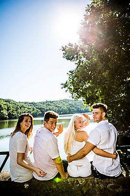 포토 JPG 주간 백인 해외 여자 남자 유럽 호수 여유 안기 휴식 미소 앉기 여러명 상반신 20대 야외 뒷모습 다정 우정 뒤돌아보기 손인사 체코 청년만 성인만 국내포토 자연요소 서양인 감정 나라 뷰포인트 다수 컨셉 모션 표정 사람 청년 친구 인사 파일형식