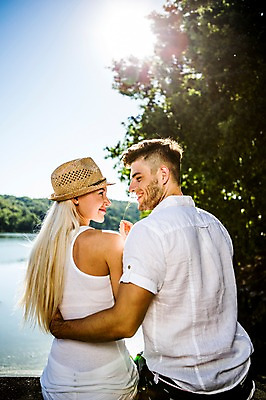 포토 JPG 주간 백인 해외 커플 여자 남자 행복 유럽 호수 여유 안기 사랑 미소 앉기 상반신 20대 야외 두명 뒷모습 마주보기 다정 밀짚모자 체코 청년만 성인만 국내포토 자연요소 서양인 모자_잡화 감정 나라 뷰포인트 컨셉 관계 모션 표정 사람 청년 파일형식