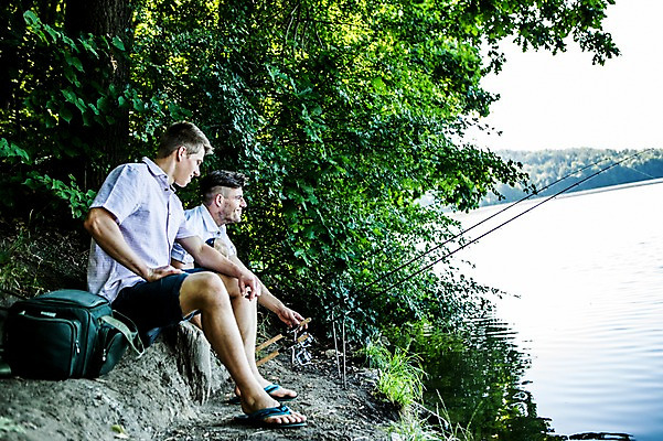 포토 JPG 주간 전신 백인 해외 남자 유럽 호수 여유 낚시 휴식 함께함 앉기 상반신 20대 야외 두명 옆모습 친구 우정 기다림 낚싯대 체코 성인남자만 청년남자만 국내포토 자연요소 서양인 감정 나라 뷰포인트 컨셉 관계 모션 레저 사람 청년 낚시용품 남자만 청년만 성인만 파일형식