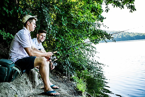 포토 JPG 주간 전신 백인 해외 남자 유럽 호수 여유 낚시 휴식 함께함 앉기 상반신 20대 야외 두명 옆모습 친구 우정 기다림 낚싯대 체코 성인남자만 청년남자만 국내포토 자연요소 서양인 감정 나라 뷰포인트 컨셉 관계 모션 레저 사람 청년 낚시용품 남자만 청년만 성인만 파일형식