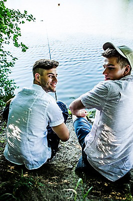 포토 JPG 주간 백인 해외 남자 유럽 호수 여유 낚시 휴식 함께함 미소 앉기 상반신 20대 야외 두명 뒷모습 우정 뒤돌아보기 체코 성인남자만 청년남자만 국내포토 자연요소 서양인 감정 나라 뷰포인트 컨셉 모션 레저 표정 사람 청년 친구 남자만 청년만 성인만 파일형식