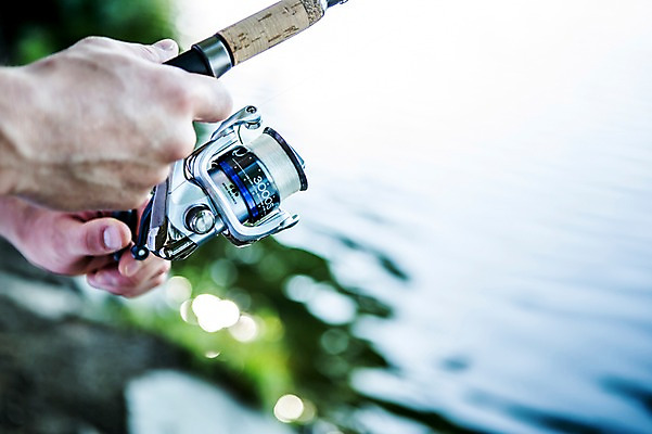 포토 JPG 주간 해외 손 남자 유럽 호수 낚시 한명 야외 아웃포커스 신체부위 잡기 낚싯대 체코 국내포토 자연요소 1 나라 모션 레저 촬영기법 사람 낚시용품 파일형식