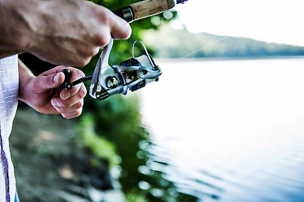 포토 JPG 주간 해외 손 남자 유럽 호수 낚시 한명 야외 아웃포커스 신체부위 잡기 낚싯대 체코 국내포토 자연요소 1 나라 모션 레저 촬영기법 사람 낚시용품 파일형식
