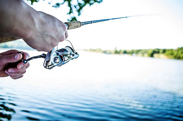 포토 JPG 주간 해외 손 남자 유럽 호수 낚시 한명 야외 아웃포커스 신체부위 잡기 낚싯대 체코 국내포토 자연요소 1 나라 모션 레저 촬영기법 사람 낚시용품 파일형식