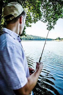 포토 JPG 주간 백인 해외 남자 유럽 호수 여유 낚시 한명 들기 상반신 20대 야외 옆모습 잡기 낚싯대 즐거움 체코 캡 청년남자한명만 성인남자한명만 국내포토 자연요소 서양인 모자_잡화 1 감정 나라 뷰포인트 모션 레저 사람 청년 낚시용품 남자한명만 성인남자만 청년남자만 파일형식