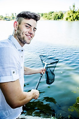 포토 JPG 주간 백인 해외 남자 유럽 호수 여유 낚시 한명 들기 상반신 20대 야외 옆모습 뜰채 즐거움 체코 청년남자한명만 성인남자한명만 국내포토 자연요소 서양인 1 감정 나라 뷰포인트 모션 레저 사람 청년 낚시용품 남자한명만 성인남자만 청년남자만 파일형식