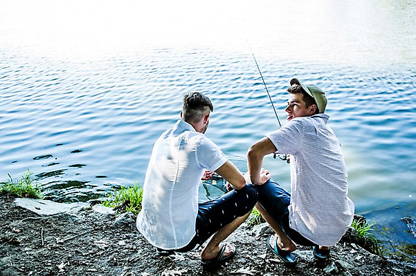 포토 JPG 주간 전신 백인 해외 남자 유럽 호수 여유 낚시 휴식 앉기 20대 야외 두명 뒷모습 친구 우정 체코 성인남자만 청년남자만 국내포토 자연요소 서양인 감정 나라 뷰포인트 컨셉 관계 모션 레저 사람 청년 남자만 청년만 성인만 파일형식