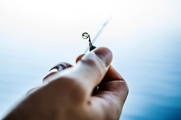 포토 JPG 주간 해외 손 남자 유럽 낚시 한손 한명 야외 아웃포커스 신체부위 체코 낚시찌 국내포토 자연요소 1 나라 레저 촬영기법 사람 낚시용품 파일형식