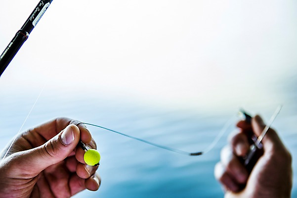 포토 JPG 주간 해외 손 남자 유럽 낚시 한명 야외 아웃포커스 신체부위 양손 체코 낚시찌 국내포토 자연요소 1 나라 레저 촬영기법 사람 낚시용품 파일형식