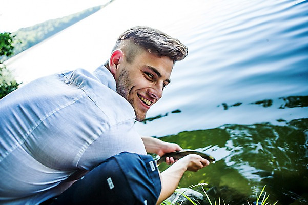 포토 JPG 주간 백인 해외 남자 유럽 호수 어류 한명 미소 상반신 20대 야외 옆모습 아웃포커스 기쁨 잡기 즐거움 체코 청년남자한명만 성인남자한명만 국내포토 자연요소 서양인 1 감정 나라 뷰포인트 모션 촬영기법 표정 사람 청년 수중동물 남자한명만 성인남자만 청년남자만 파일형식