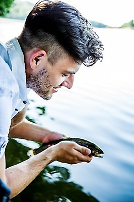 포토 JPG 주간 백인 해외 남자 유럽 호수 어류 한명 상반신 20대 야외 옆모습 아웃포커스 기쁨 잡기 즐거움 체코 청년남자한명만 성인남자한명만 국내포토 자연요소 서양인 1 감정 나라 뷰포인트 모션 촬영기법 사람 청년 수중동물 남자한명만 성인남자만 청년남자만 파일형식