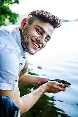 포토 JPG 주간 백인 해외 남자 유럽 호수 어류 한명 미소 상반신 20대 야외 옆모습 아웃포커스 기쁨 잡기 즐거움 체코 청년남자한명만 성인남자한명만 국내포토 자연요소 서양인 1 감정 나라 뷰포인트 모션 촬영기법 표정 사람 청년 수중동물 남자한명만 성인남자만 청년남자만 파일형식