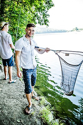 포토 JPG 주간 전신 백인 한마리 해외 남자 유럽 호수 여유 낚시 어류 서기 미소 20대 야외 두명 뜰채 즐거움 만족 체코 획득 성인남자만 청년남자만 국내포토 자연요소 서양인 1 감정 나라 모션 레저 표정 사람 청년 수중동물 낚시용품 남자만 청년만 성인만 파일형식
