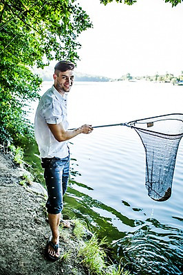 포토 JPG 주간 전신 백인 해외 남자 유럽 호수 낚시 어류 한명 미소 20대 야외 옆모습 기쁨 뜰채 만족 체코 획득 청년남자한명만 성인남자한명만 국내포토 자연요소 서양인 1 감정 나라 뷰포인트 레저 표정 사람 청년 수중동물 낚시용품 남자한명만 성인남자만 청년남자만 파일형식