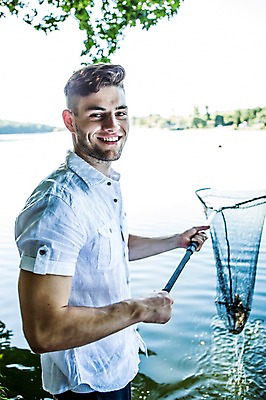 포토 JPG 주간 백인 해외 남자 유럽 호수 낚시 어류 한명 미소 상반신 20대 야외 옆모습 기쁨 뜰채 만족 체코 획득 청년남자한명만 성인남자한명만 국내포토 자연요소 서양인 1 감정 나라 뷰포인트 레저 표정 사람 청년 수중동물 낚시용품 남자한명만 성인남자만 청년남자만 파일형식