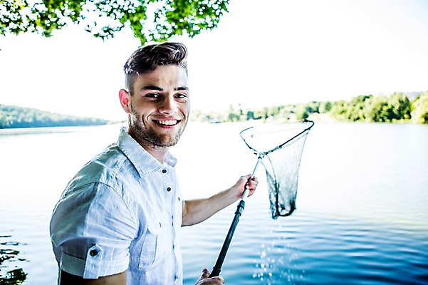 포토 JPG 주간 백인 해외 남자 유럽 호수 낚시 어류 한명 미소 상반신 20대 야외 옆모습 기쁨 뜰채 만족 체코 획득 청년남자한명만 성인남자한명만 국내포토 자연요소 서양인 1 감정 나라 뷰포인트 레저 표정 사람 청년 수중동물 낚시용품 남자한명만 성인남자만 청년남자만 파일형식