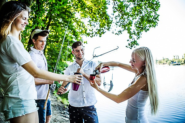 포토 JPG 주간 백인 해외 여자 남자 유럽 호수 여유 티타임 휴식 여러명 상반신 20대 야외 앞모습 옆모습 뜰채 낚싯대 체코 보온병 보온물병 청년만 성인만 국내포토 자연요소 서양인 감정 나라 뷰포인트 다수 컨셉 사람 청년 낚시용품 파일형식